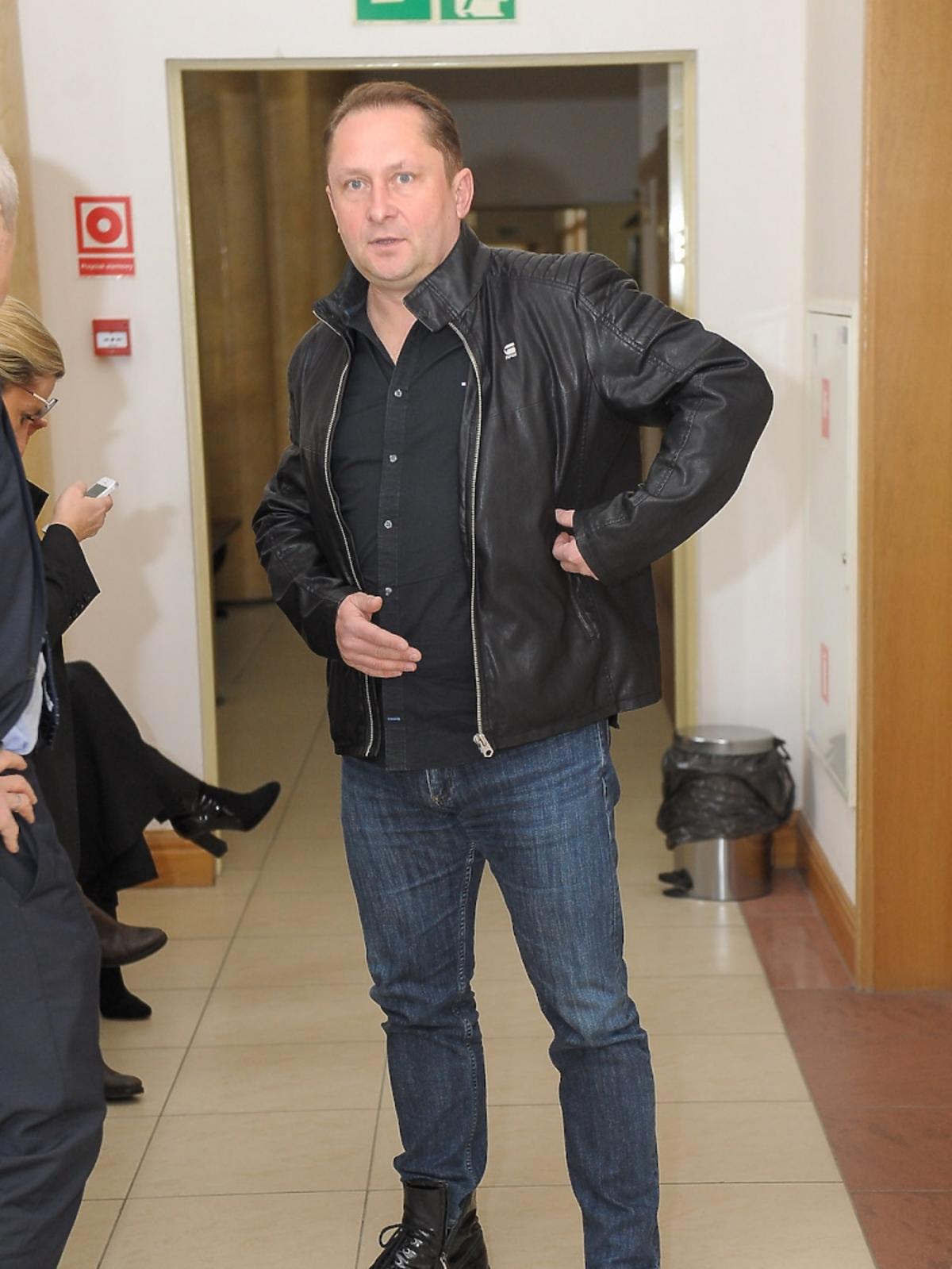 Kamil Durczok w sądzie w dżinsach