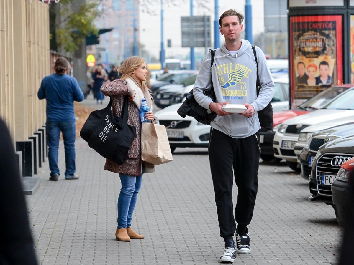 Agnieszka Kaczorowska w dresach i Łukasz Kadziewicz w dresach na ulicy
