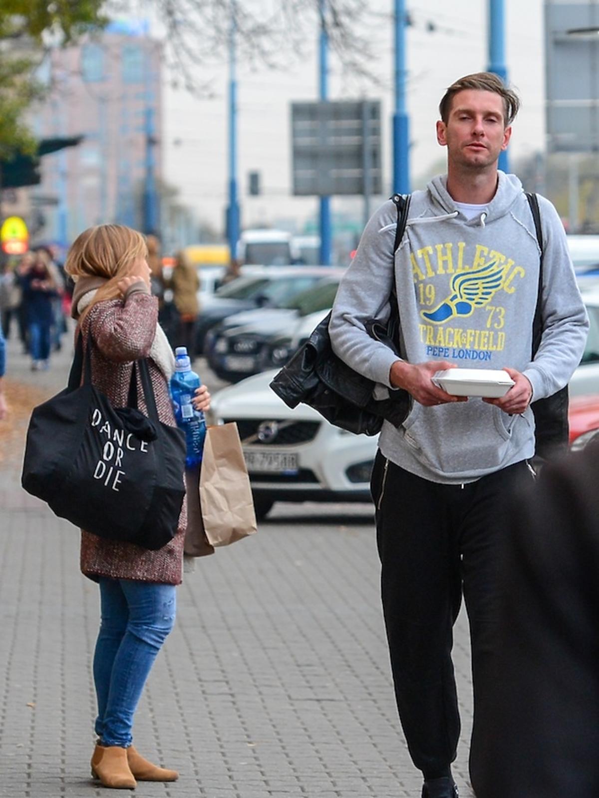 Agnieszka Kaczorowska w dresach i Łukasz Kadziewicz w dresach na ulicy