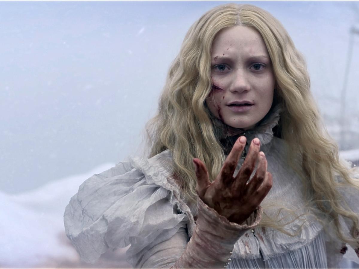 Zakrwawiona Mia Wasikowska patrzy przed siebie w filmie Crimson Peak Wzgórze krwi
