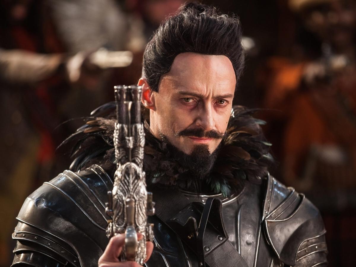 Hugh Jackman ze starodawnym pistoletem w czarnej stylizacji na pirata