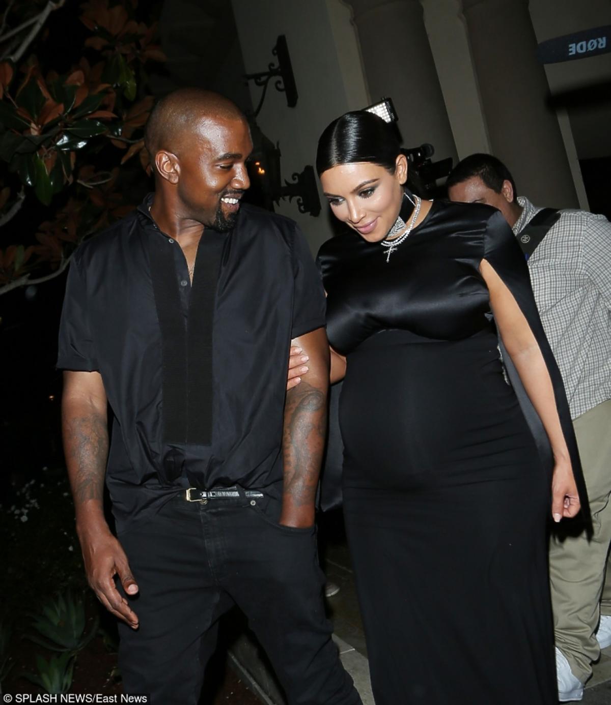 Kim Kardashian i Kanye West w czarnych strojach