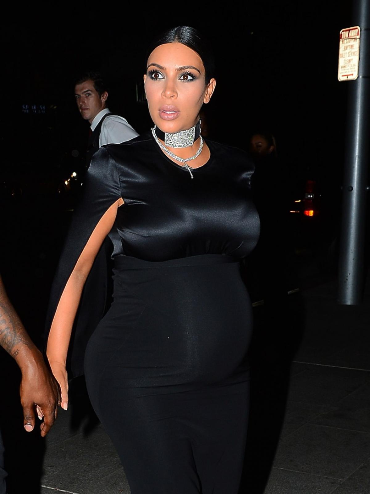 Kim Kardashian w ciąży w czarnej sukience