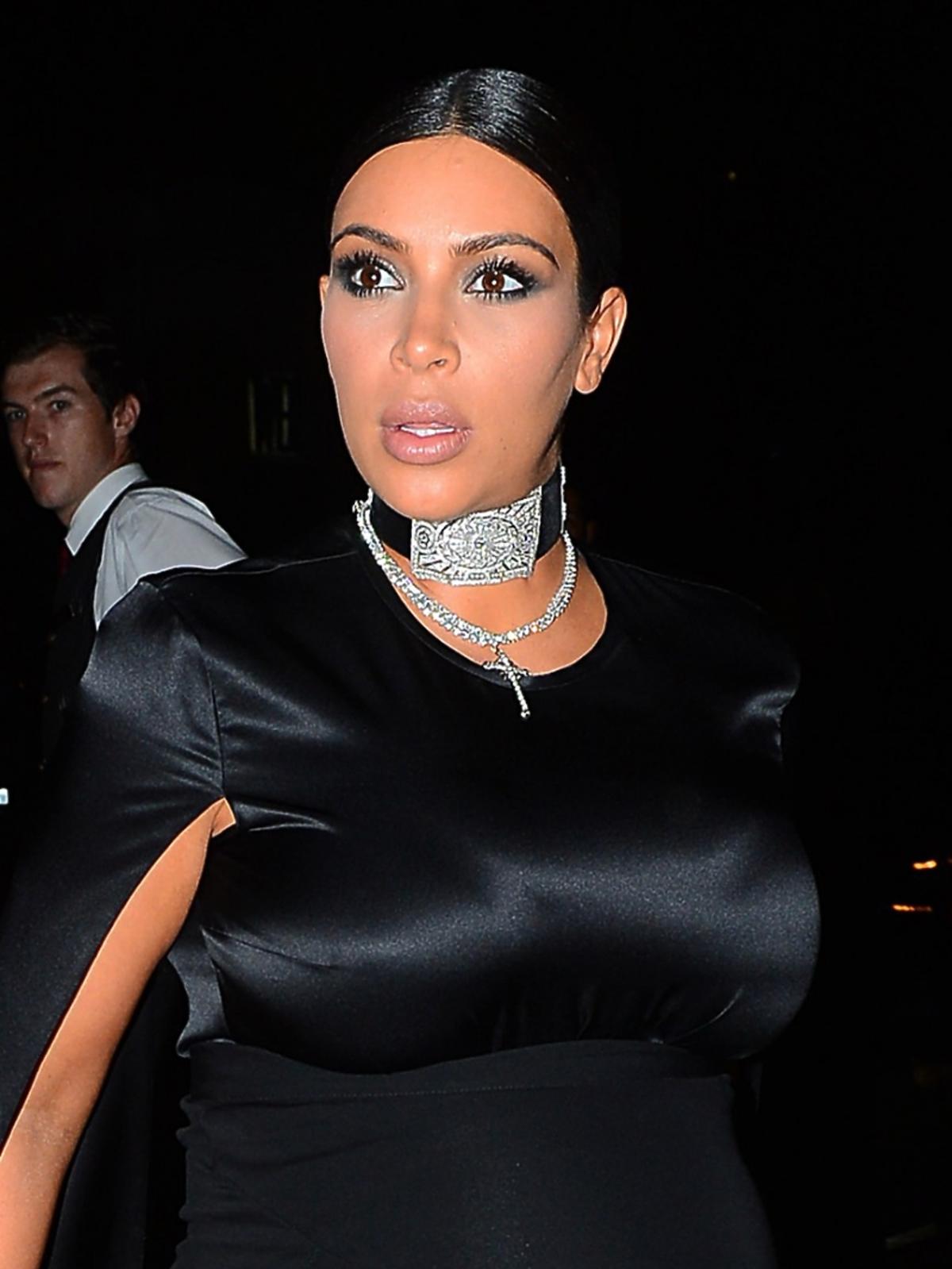 Kim Kardashian w ciąży w czarnej sukience