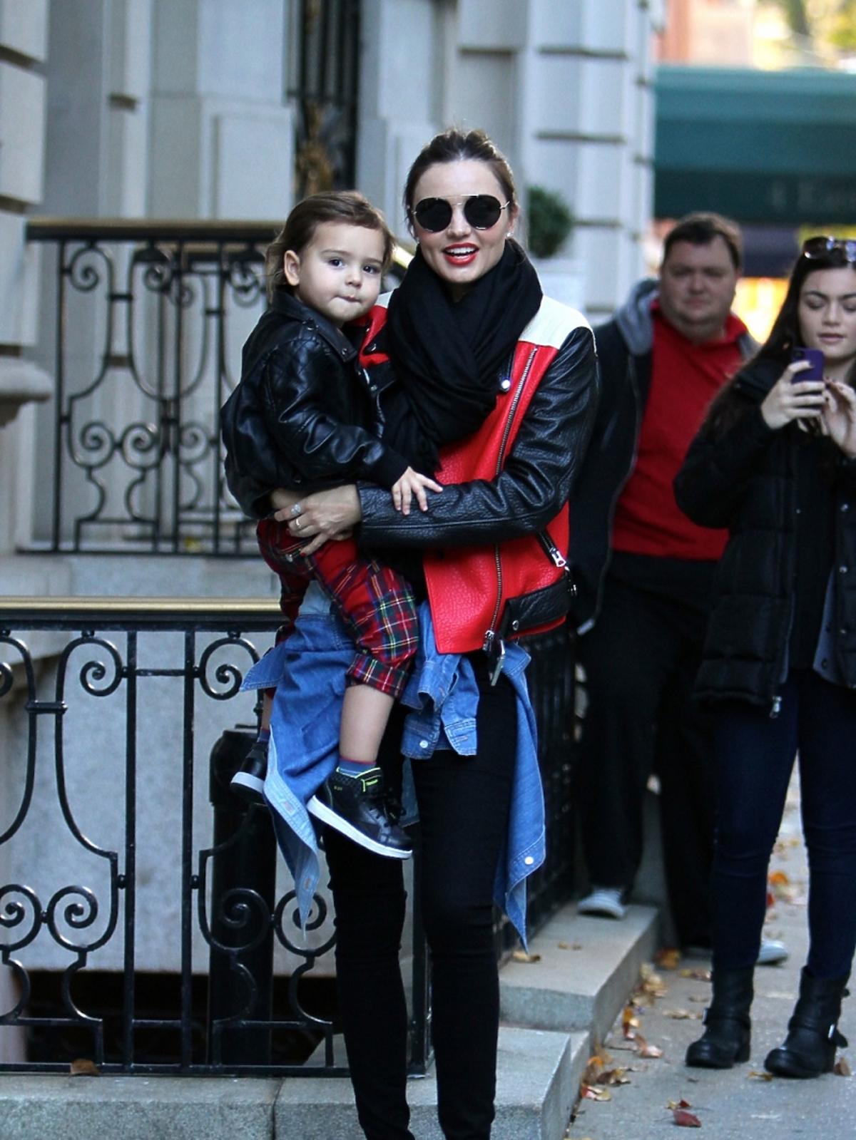 Miranda Kerr z dzieckiem na rękach na ulicy