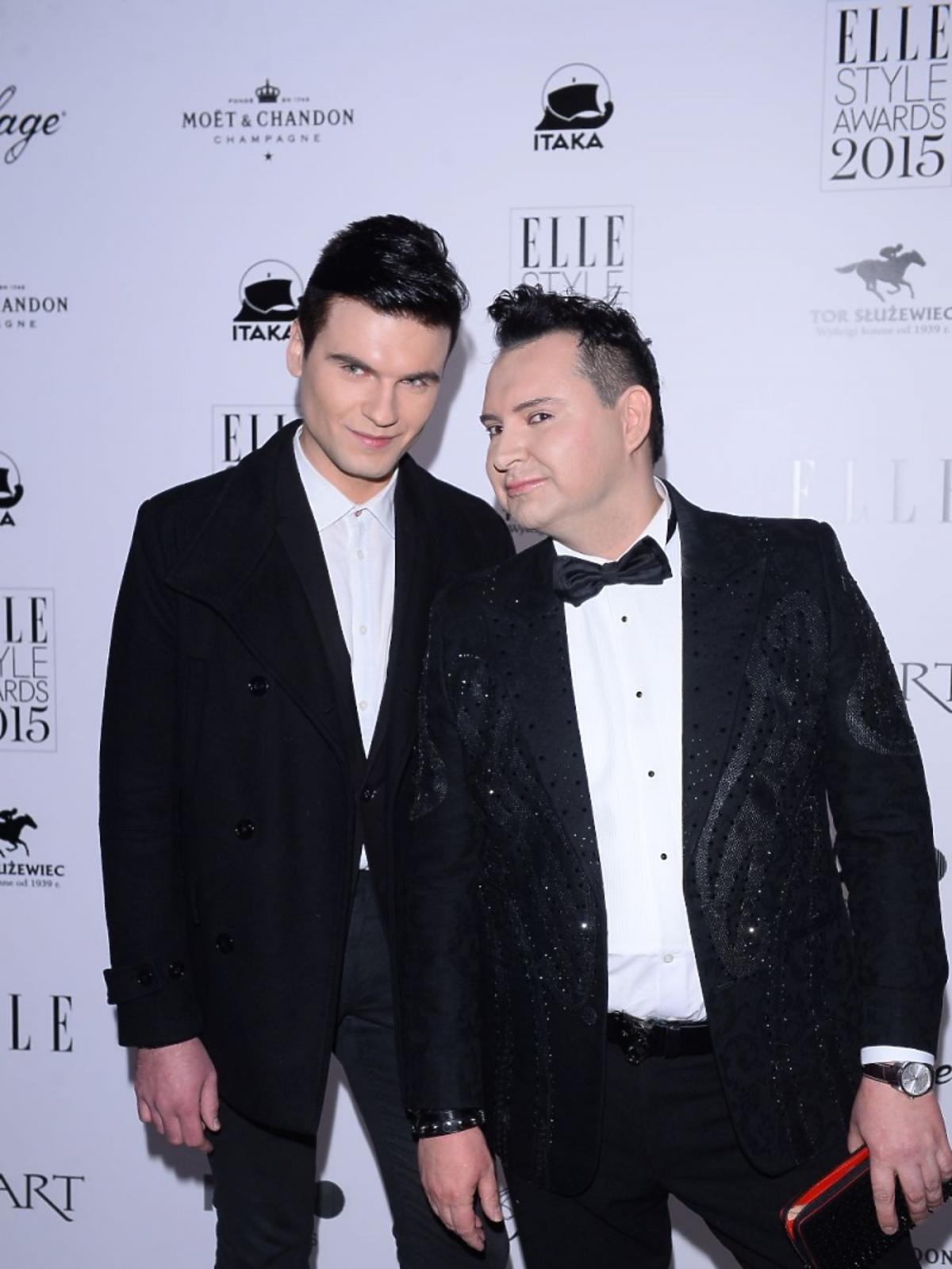 Michał Witkowski w czarnym garniturze z muszką z chłopakiem na imprezie magazynu Elle