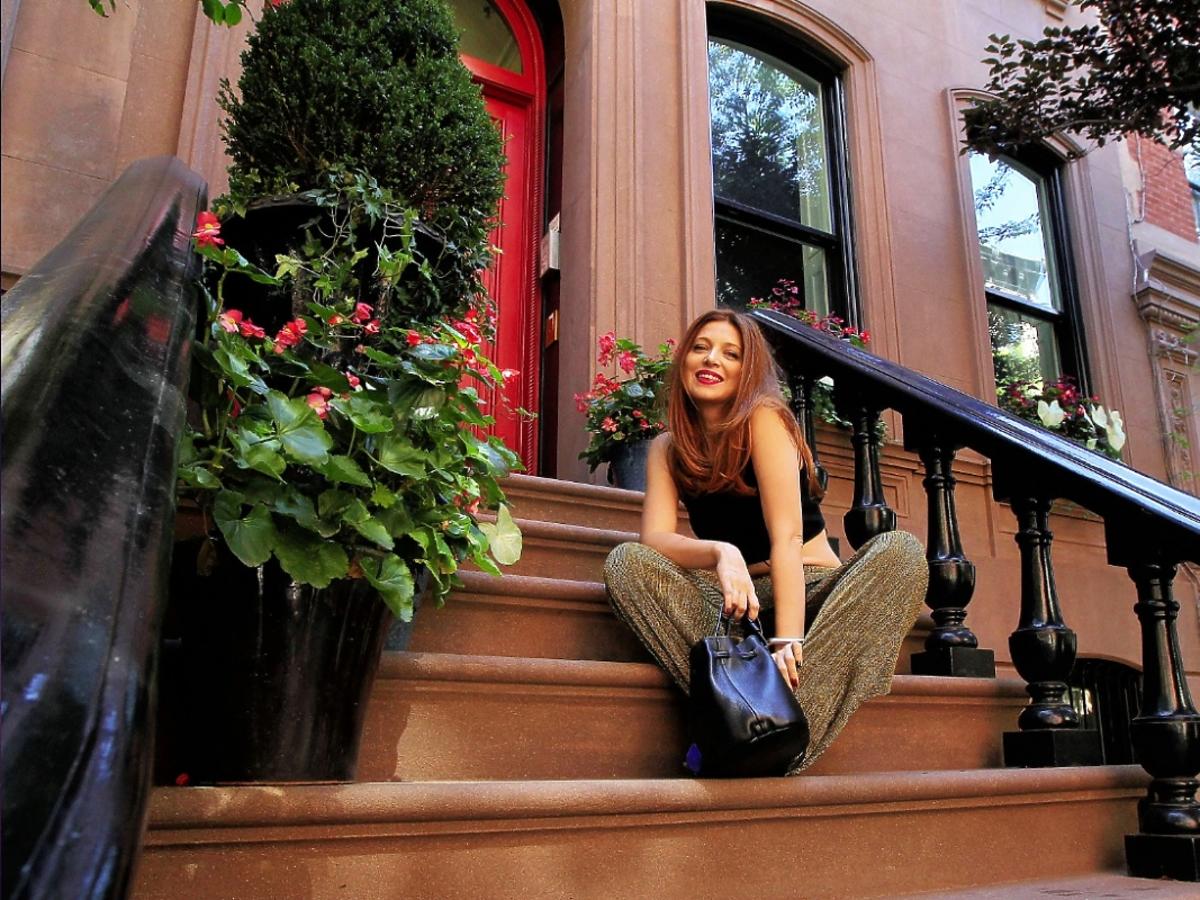 Aktorka Ada Fijał przed domem Carrie Bradshaw