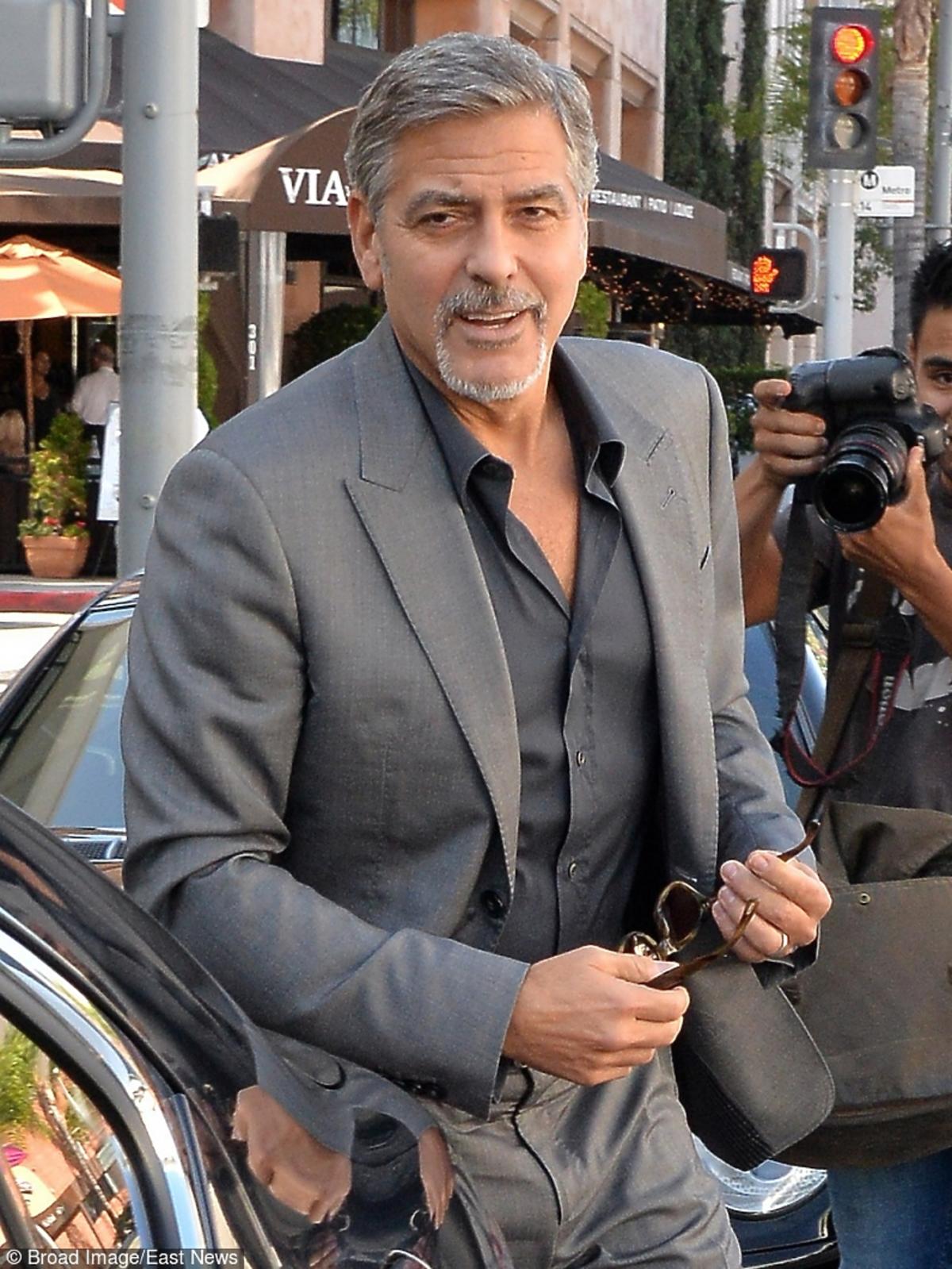 George Clooney w garniturze