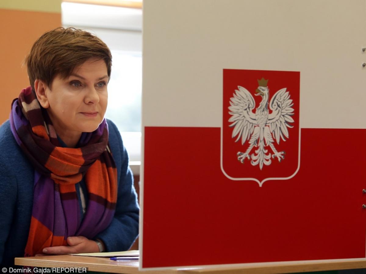 Beata Szydło w kolorowym szaliku