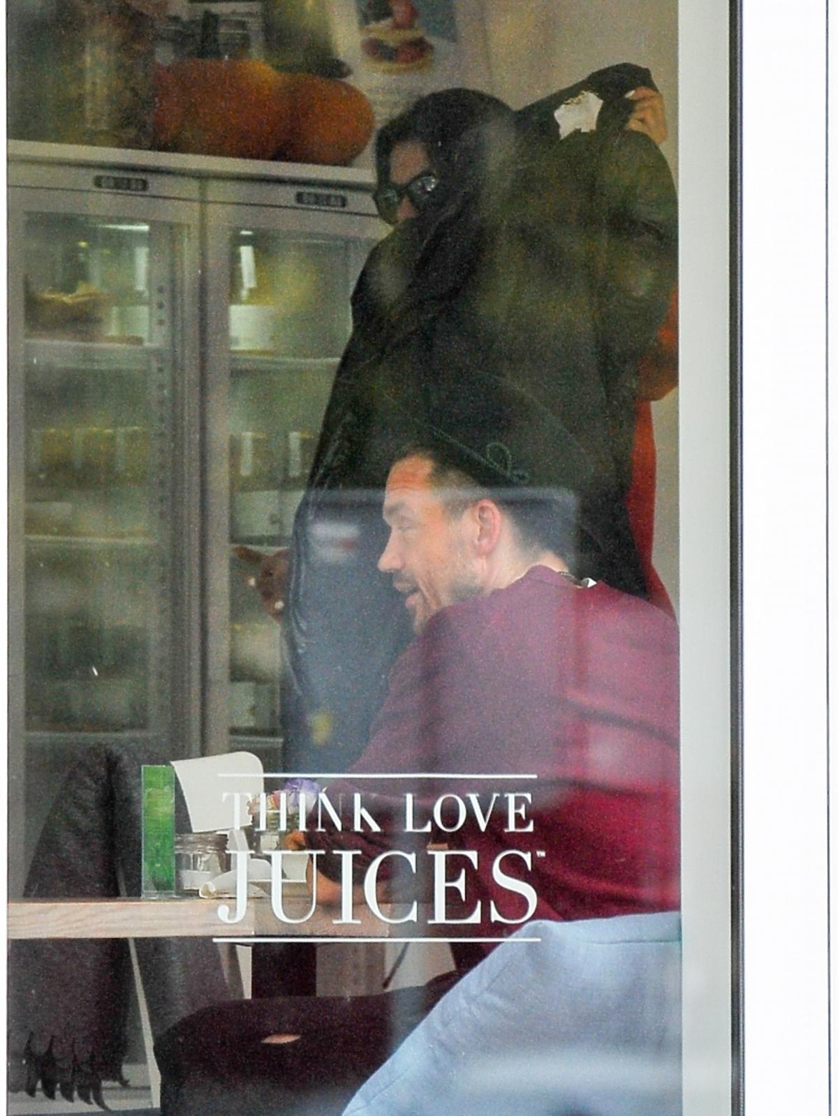 Wojciech Mazolewski w restauracji Think Love Juices