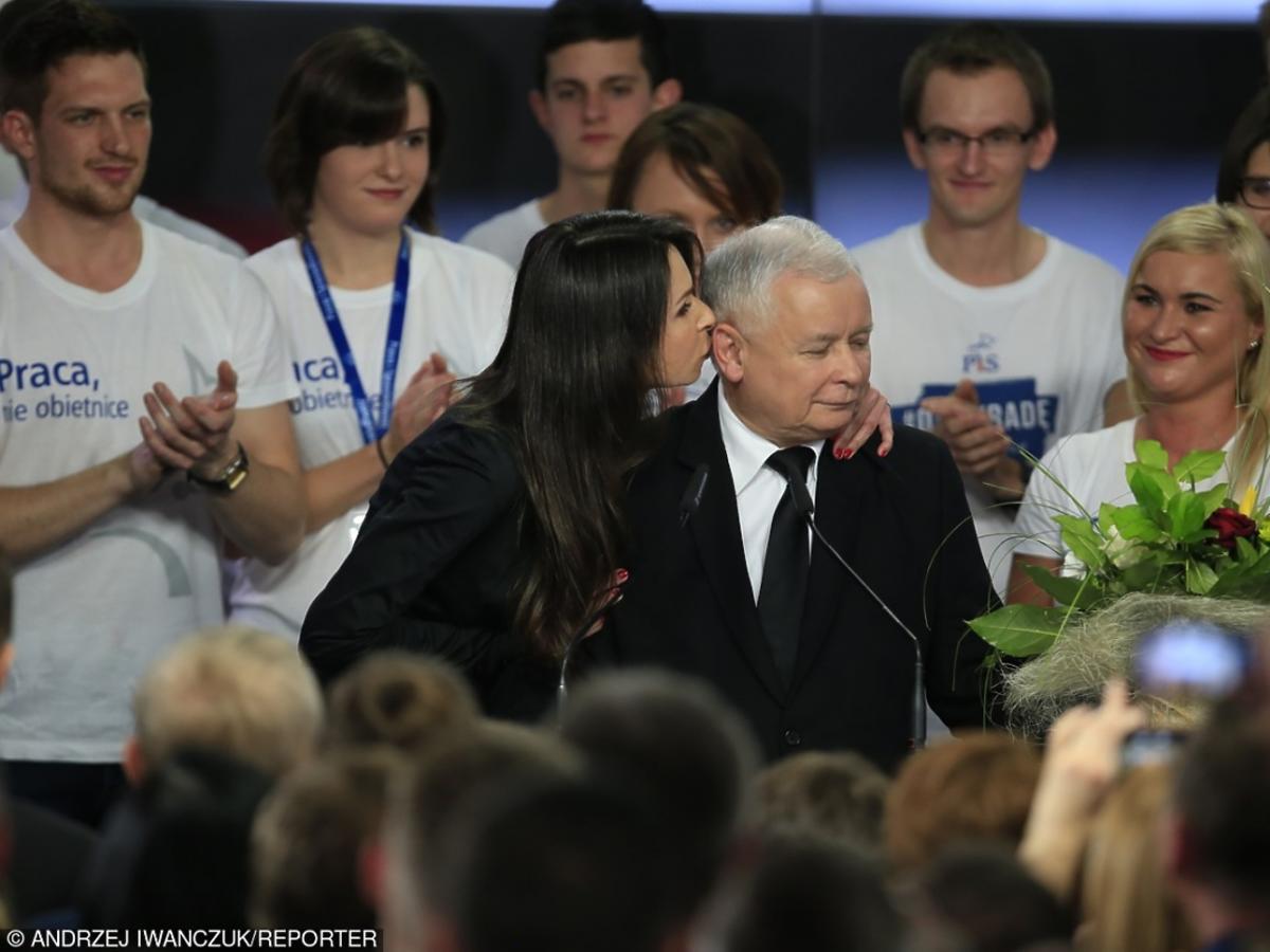 Marta Kaczyńska w czarnej kreacji całuje wuja Jarosława Kaczyńskiego na wyborach parlamentarnych