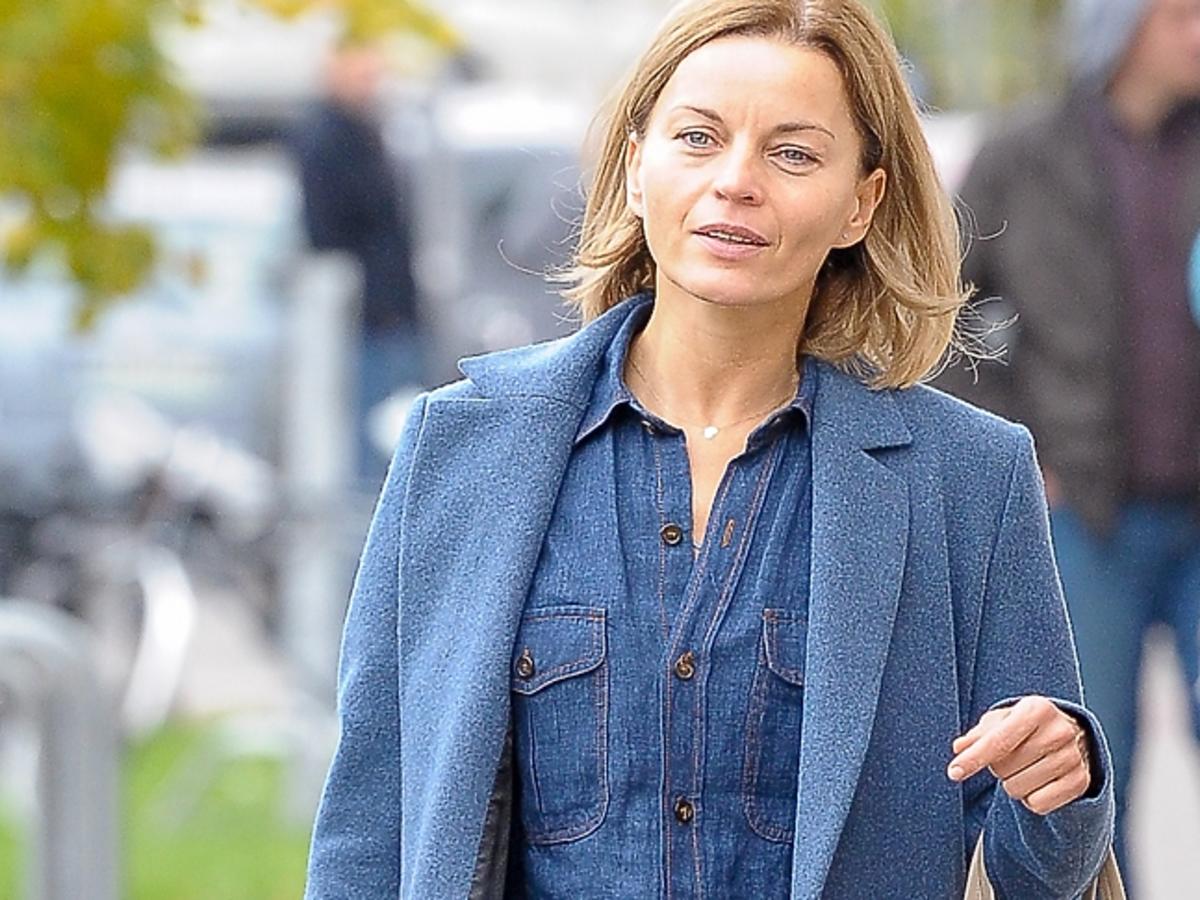 Małgorzata Foremniak w niebieskim płaszczu