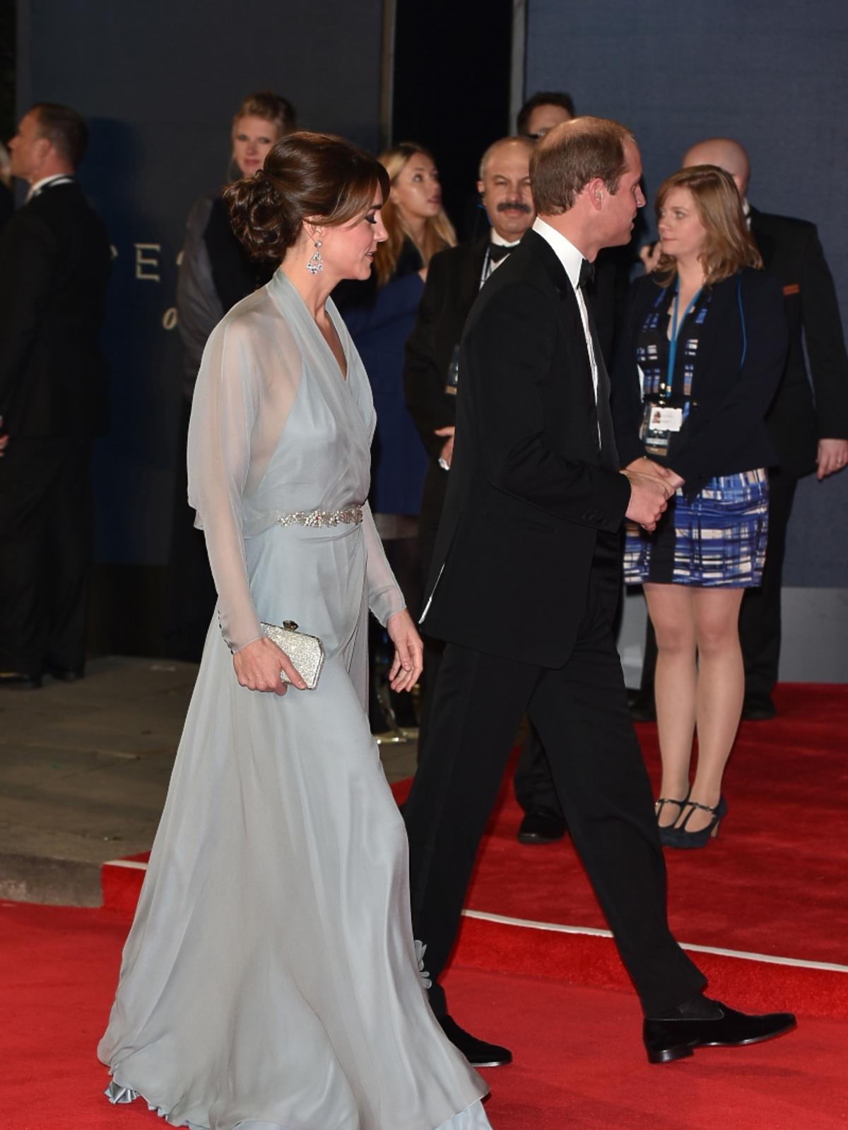 Księżna Kate w szarej sukni, książę William w garniturze
