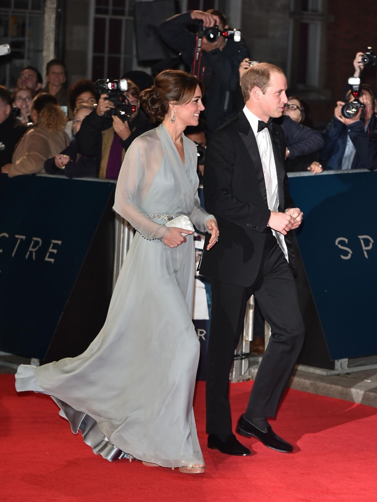 Księżna Kate w szarej sukni, książę William w garniturze