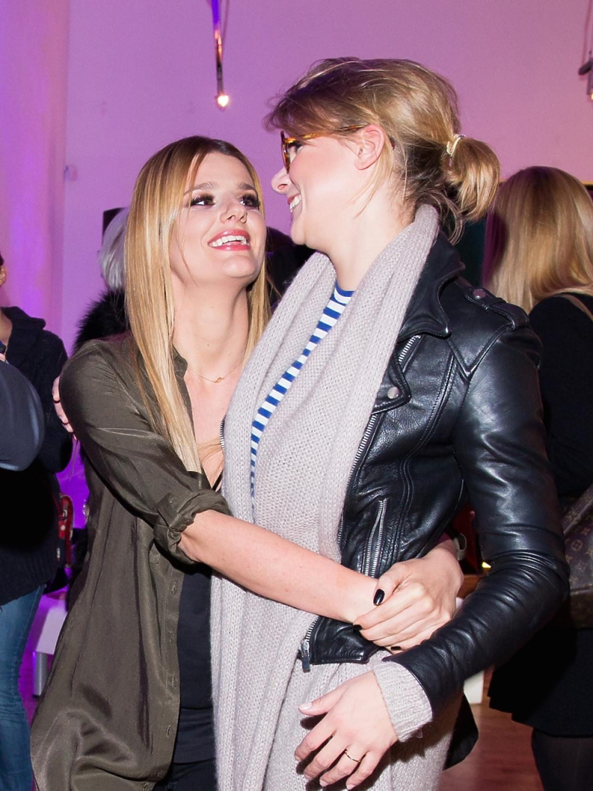 Zofia Zborowska i Marta Wierzbicka wygłupiają się na ściance
