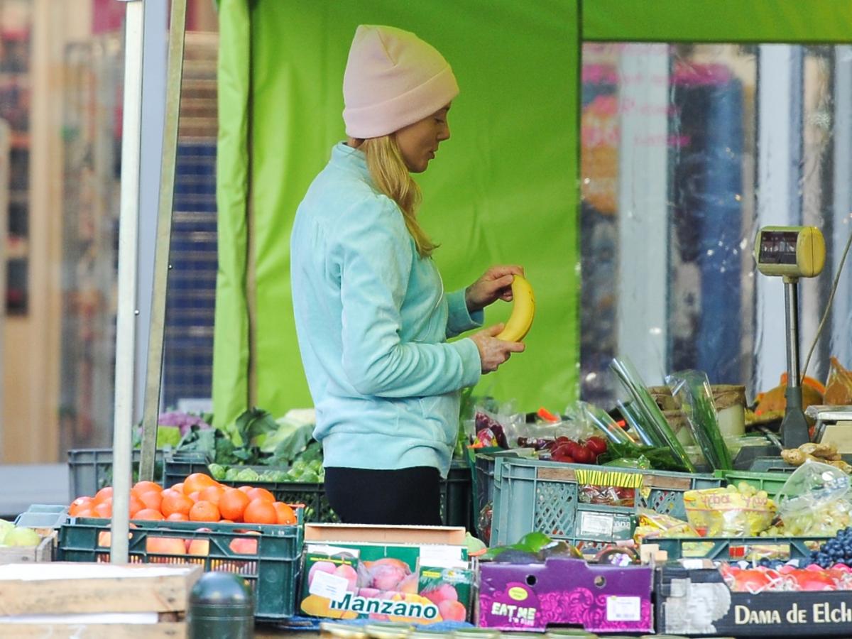 Jagoda Judzińska kupuje banana