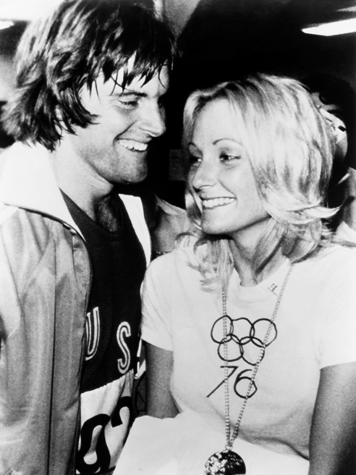 Bruce Jenner z pierwszą żoną patrzą sobie w oczy, zdjęcie czarno białe