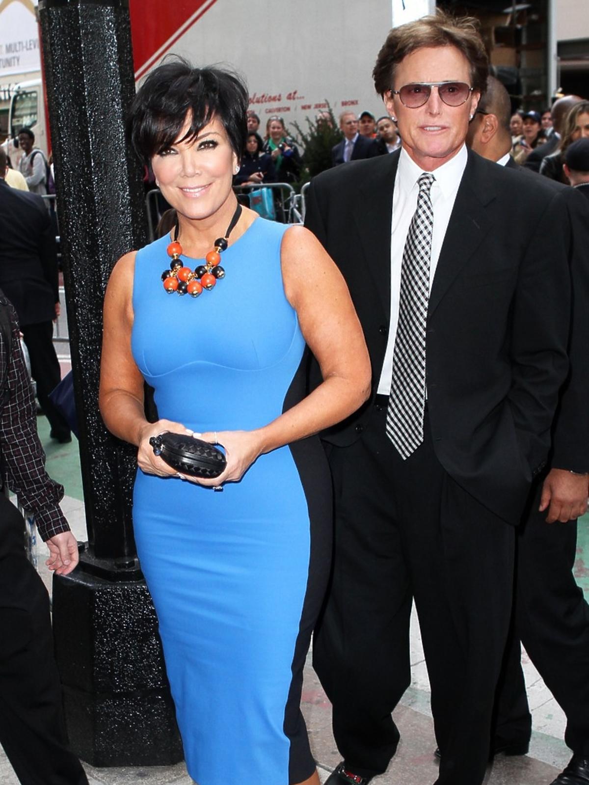 Bruce Jenner w ciemnym garniturze z żoną Kris, która ma na sobie jasną niebieską sukienkę