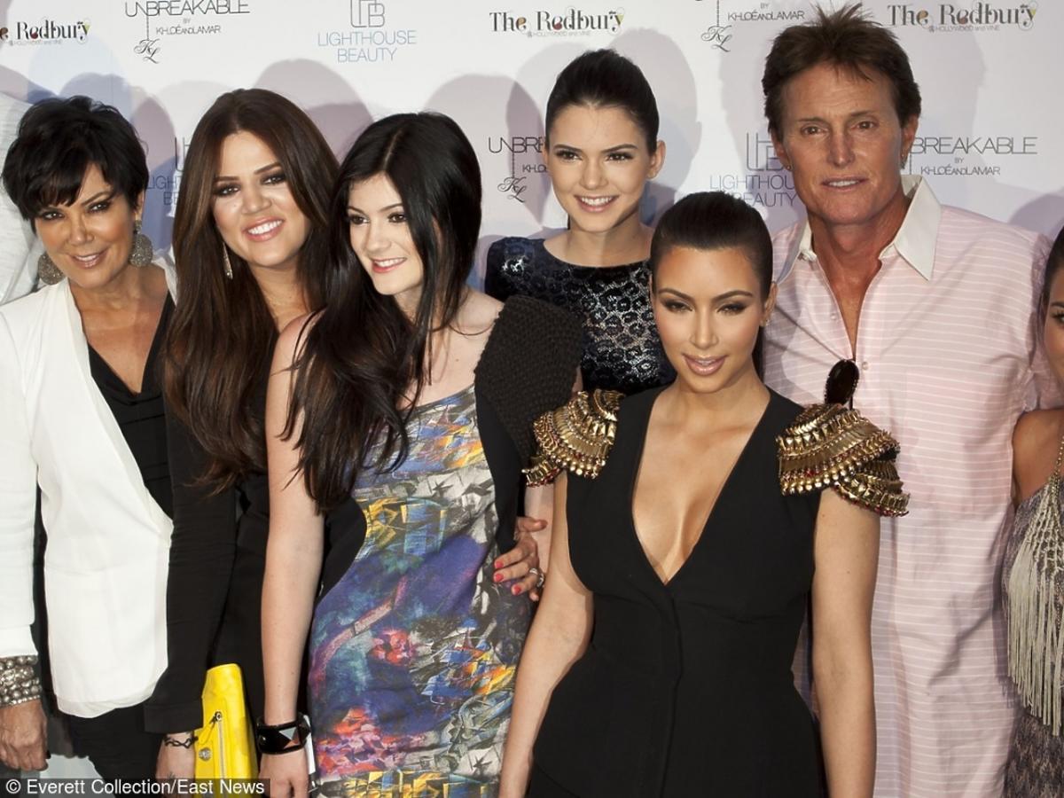 Bruce Jenner z całą rodziną pozuje na ściance