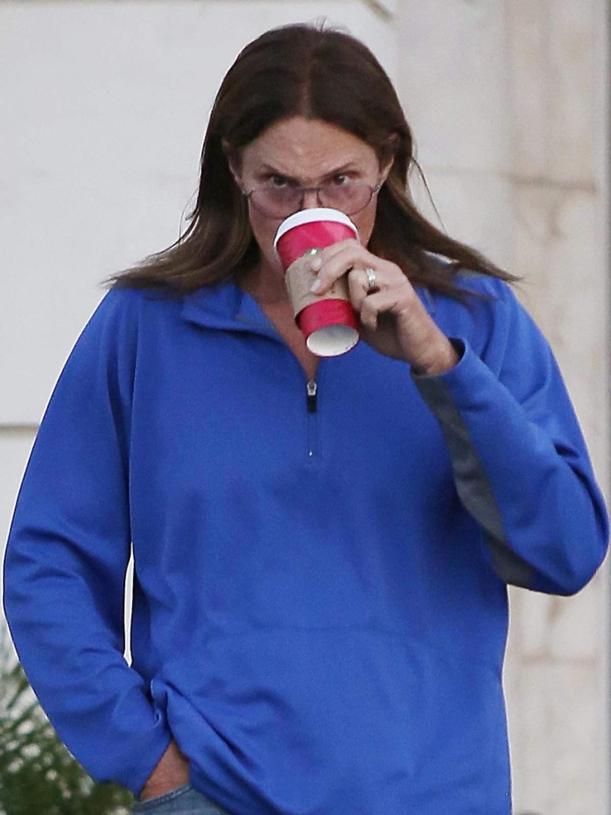 Bruce Jenner z kubkiem kawy, patrzy prosto w obiektyw