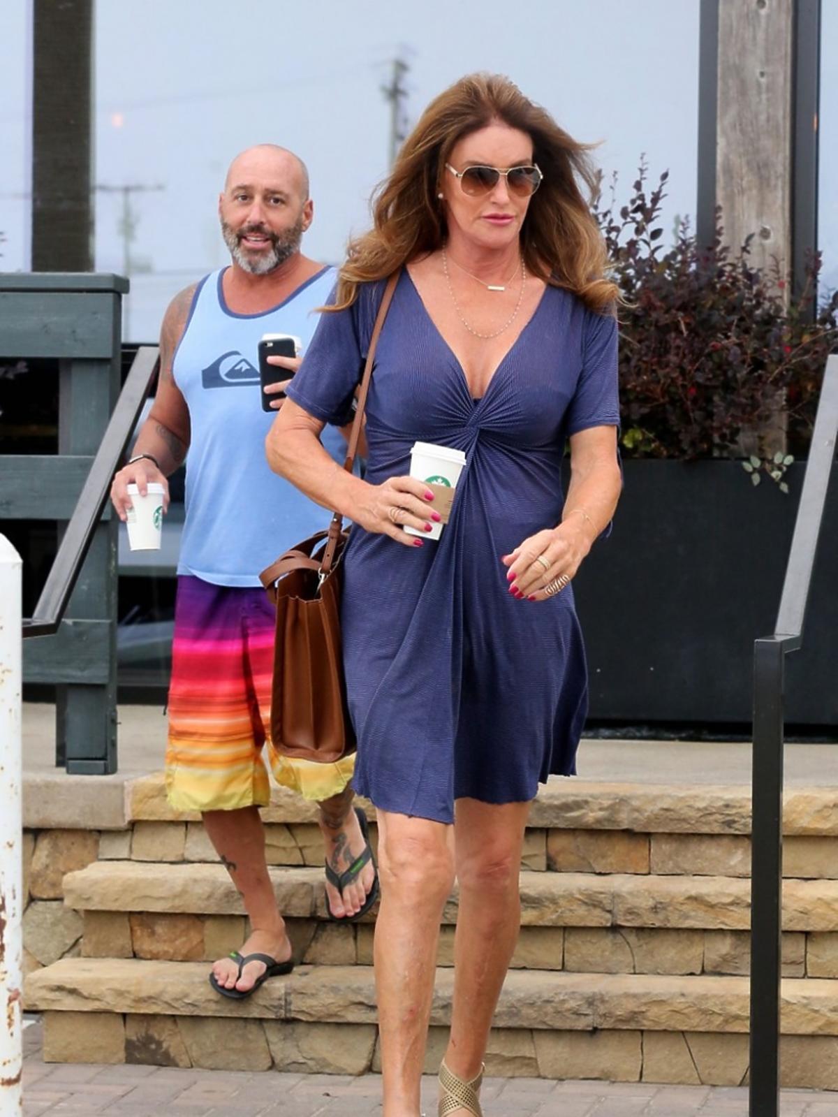Cailtyn Jenner w niebieskiej sukience idzie ulicą