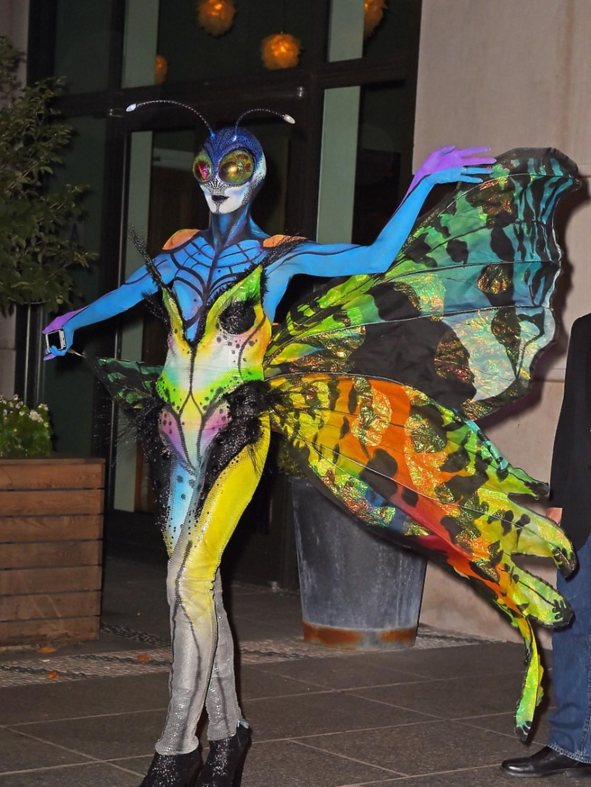 Heidi Klum w stoju motyla idzie na halloweenową impreze