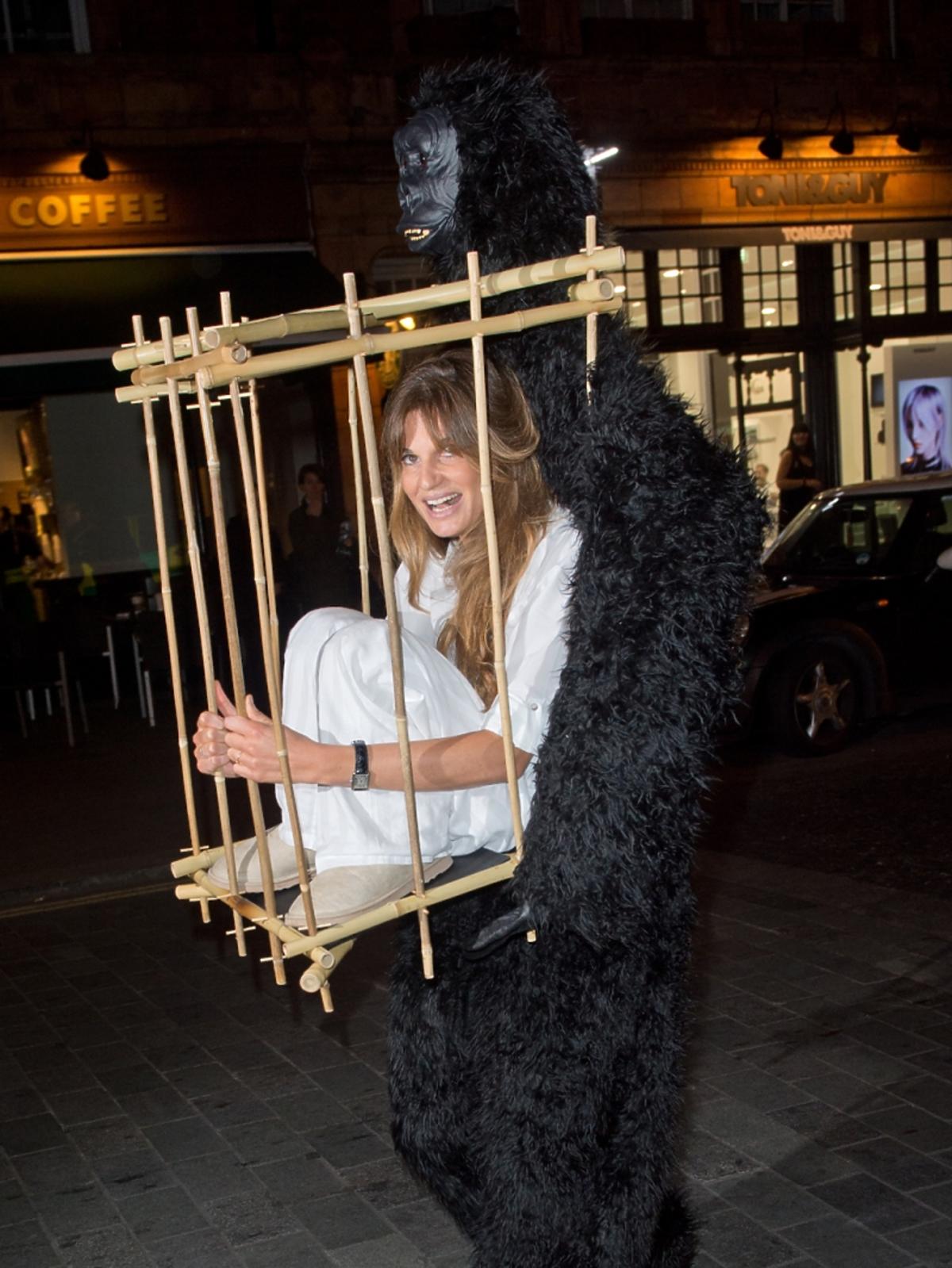 Jemima Khan niesiona przez goryla na Halloween Party