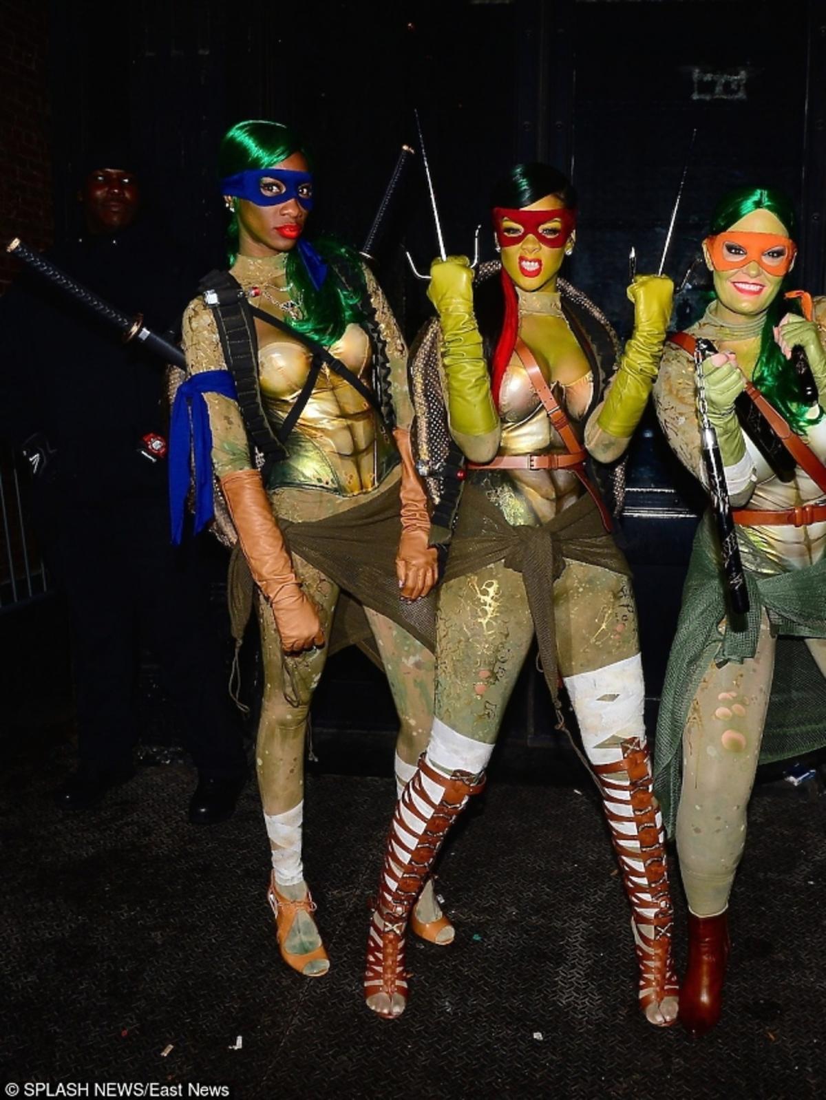 Rihanna z przyjaciółmi podczas Halloween.