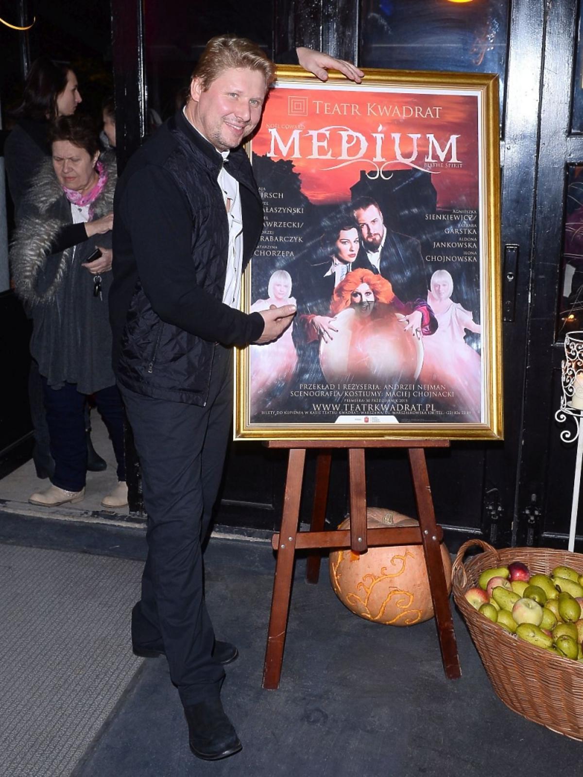 Andrzej Nejman cały n a czarno na premierze spektaklu Medium w Teatrze Kwadrat