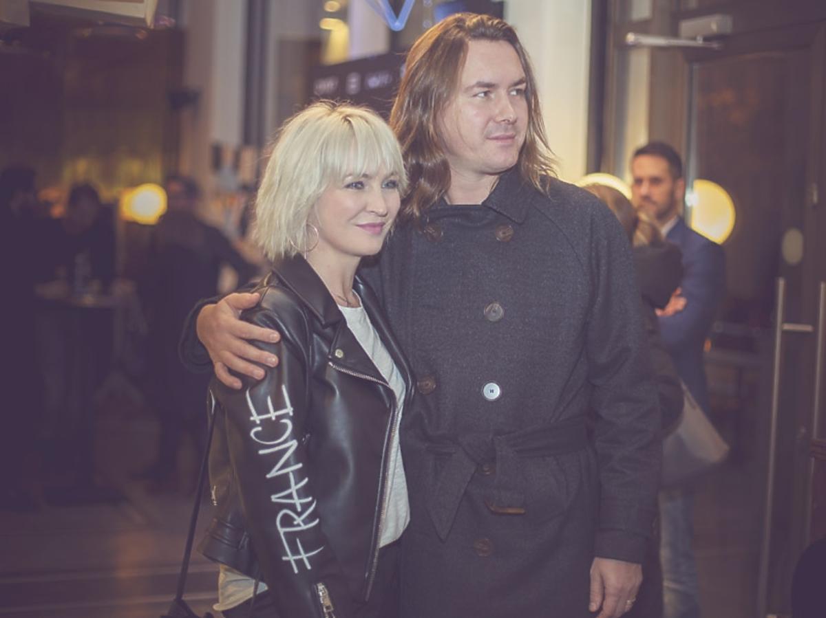 Tomasz Ossoliński w ciemnej marynarce i Anna Puślecka w czarnej rmonesce na 2. urodzinach DYKF