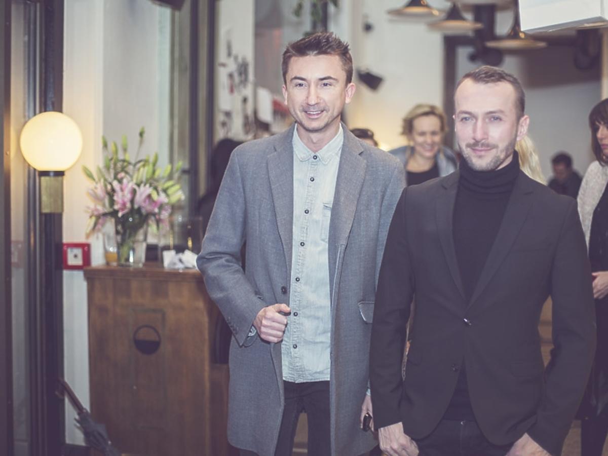Marcin Paprocki w szarym płaszczu, Mariusz Brzozowski w czarnym golfie na 2. urodzinach DYKF