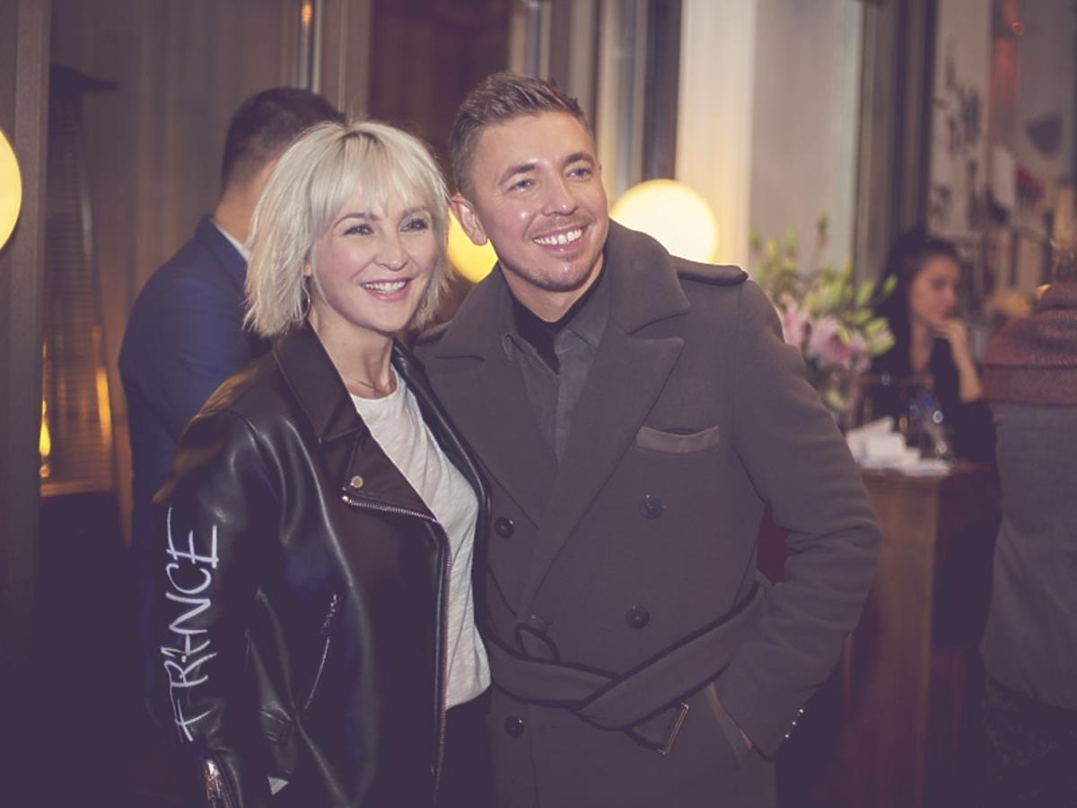 Anna Puślecka w czarnej kurtce i Łukasz Jemioł w kurtce na 2. urodzinach DYKF