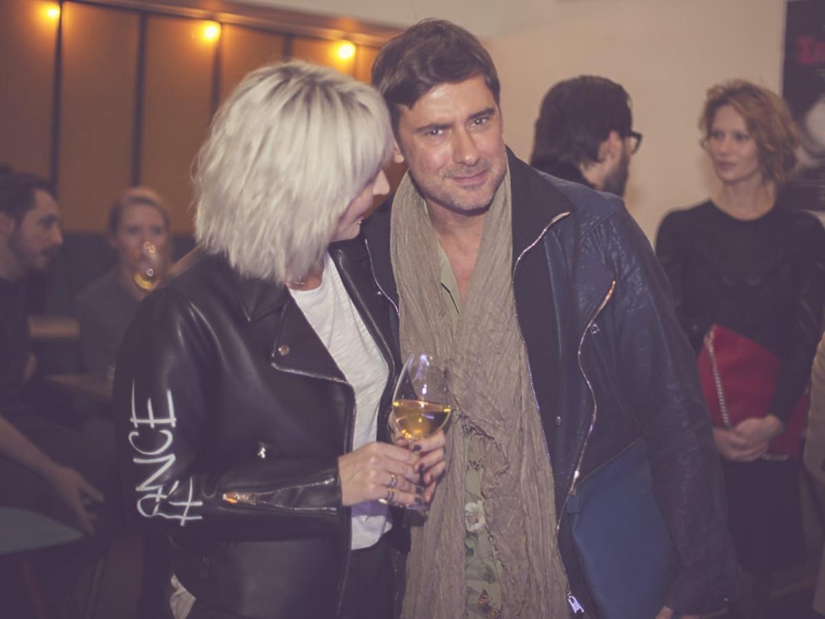 Anna Puślecka w białej koszulce i czarnej kurtce i Marcin Tyszka w beżowym szaliku na 2. urodzinach DYKF