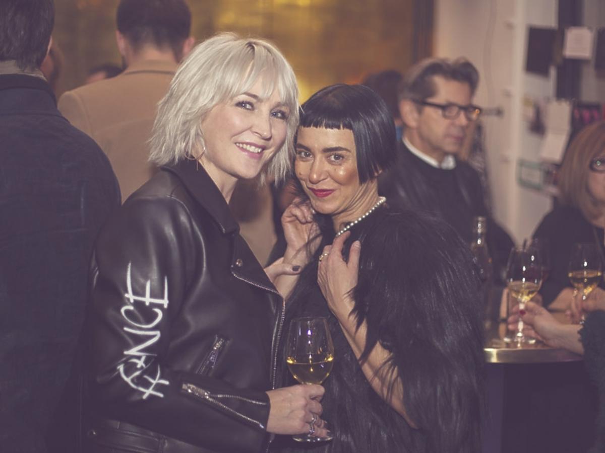 Anna Puślecka w czarnej ramonesce, Agnieszka Maciejak w czarnej kreacji na 2. urodzinach DYKF