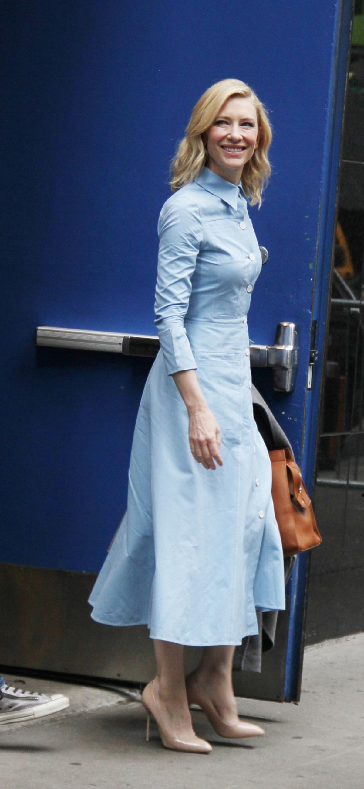 Cate Blanchett w błękitnej sukience i szpilkach nude