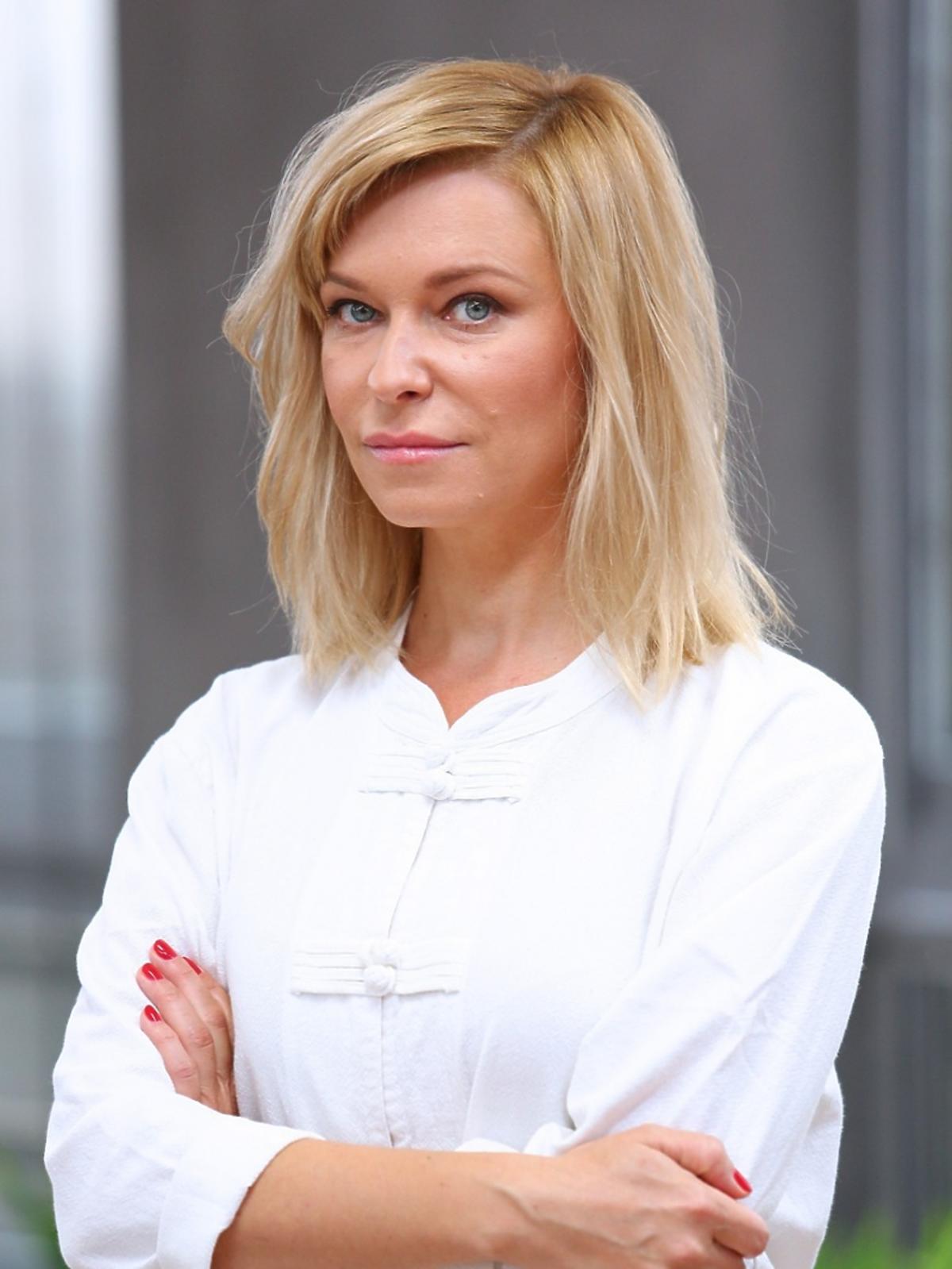 Paulina Młynarska w białej koszuli, plan amerykański