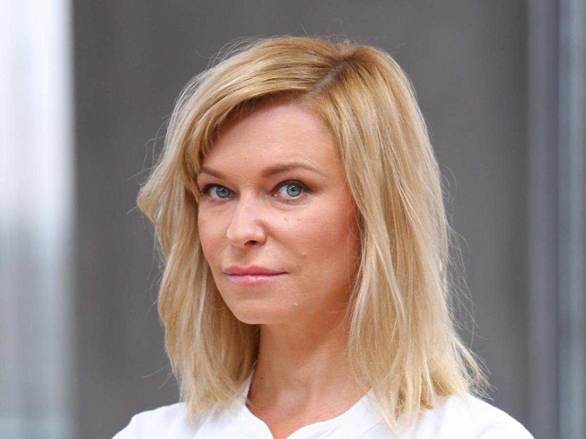 Paulina Młynarska w białej koszuli, plan amerykański