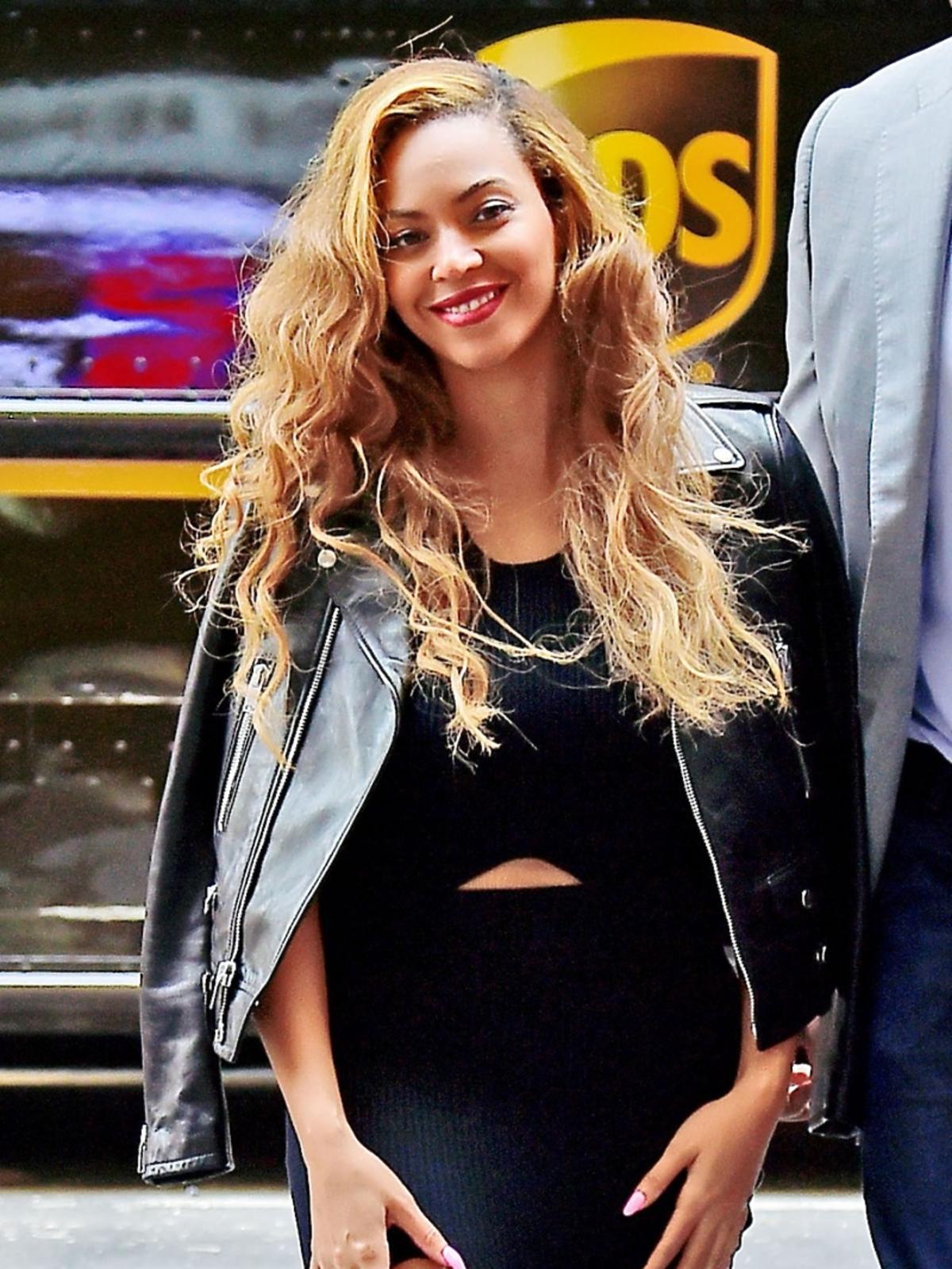 Beyonce Knowles w czarnej sukience na ulicy miasta