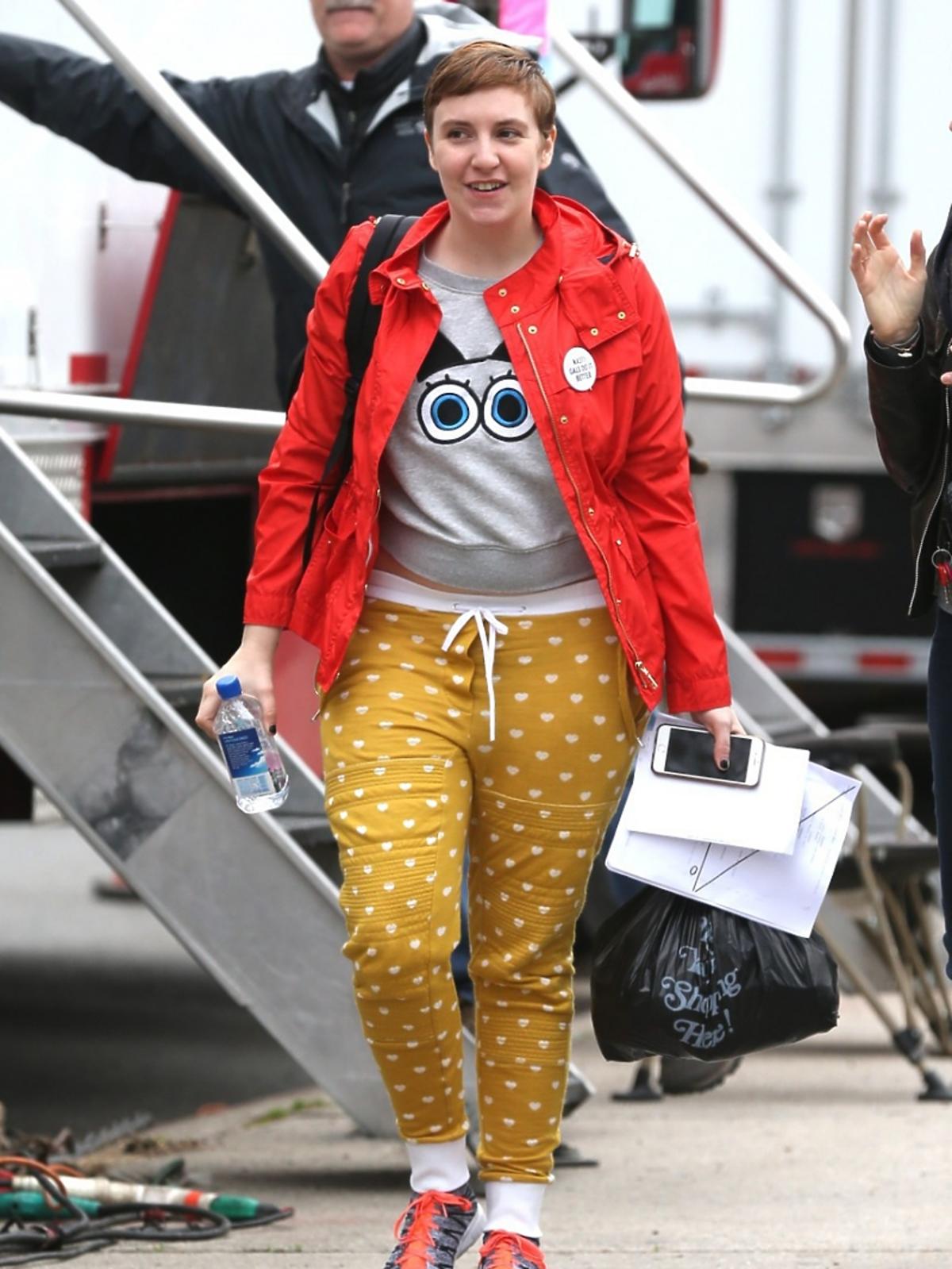 Lena Dunham ubrana w kolorowe ciuchy idzie ulicą