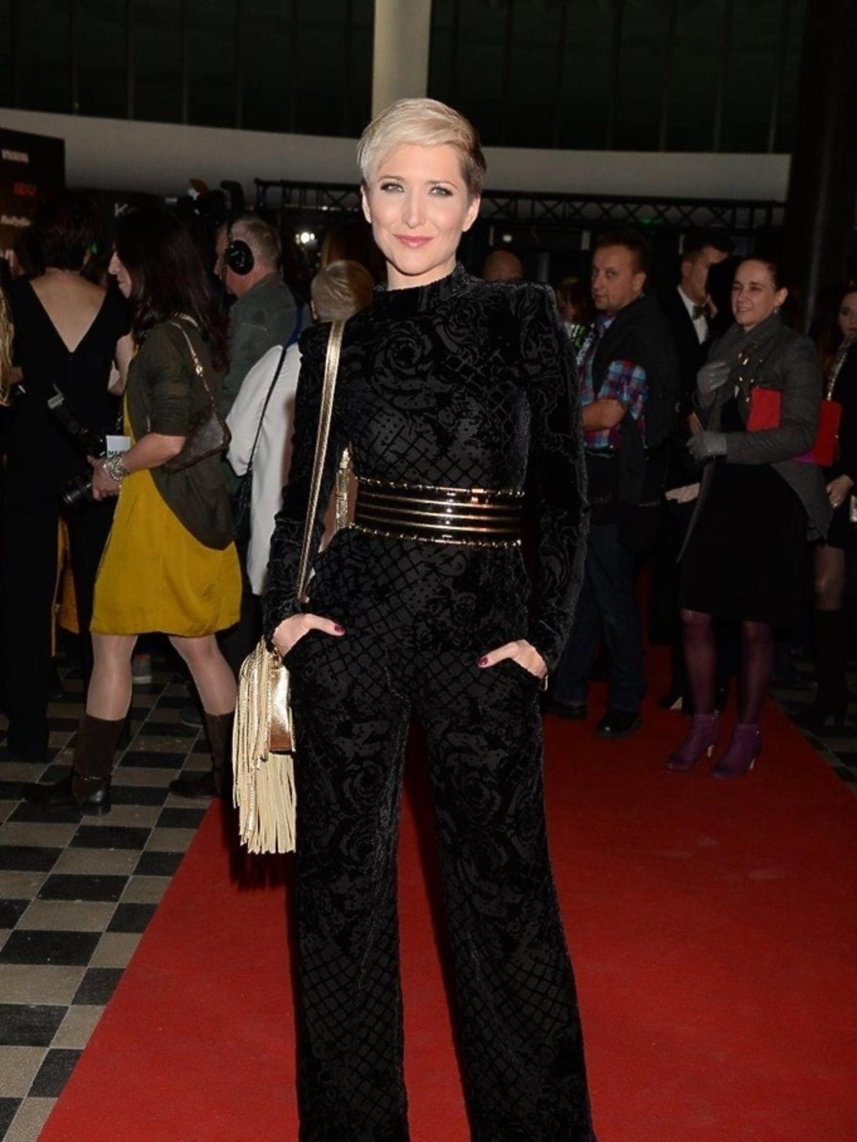 Magda Steczkowska w czarnym kombinezonie Balmain dla H&M