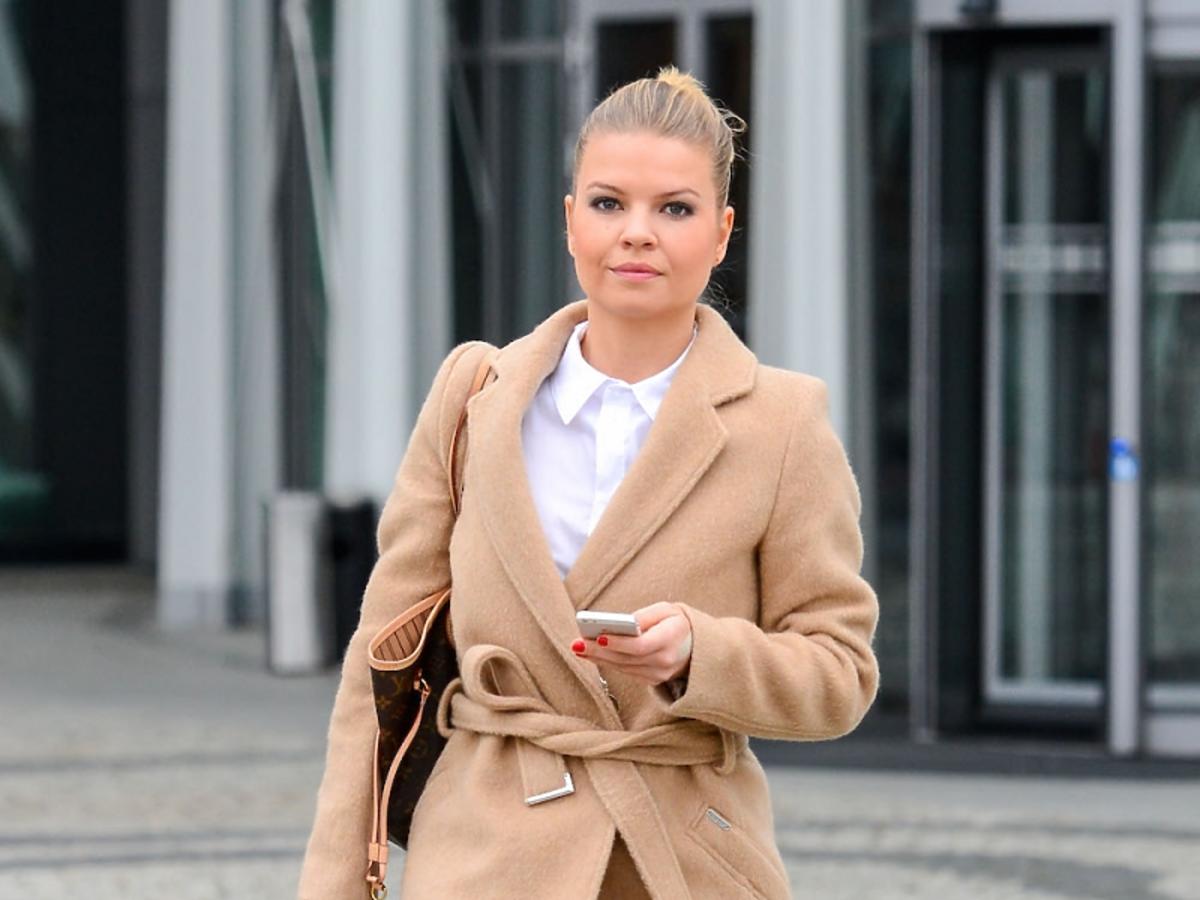 Marta Manowska w camelowym płaszczu