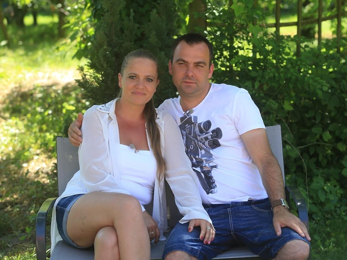 Anna w białej bluzce i Mariusz krótkich spodenkach w Rolnik szuka żony 2
