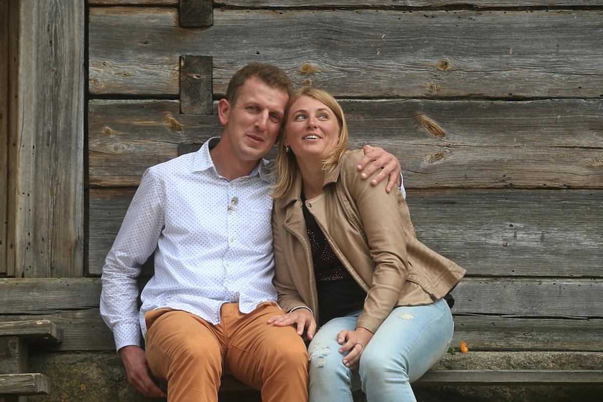 Robert w karmelowych spodniach i Agnieszka w beżowej rmonesce w Rolnik szuka żony 2