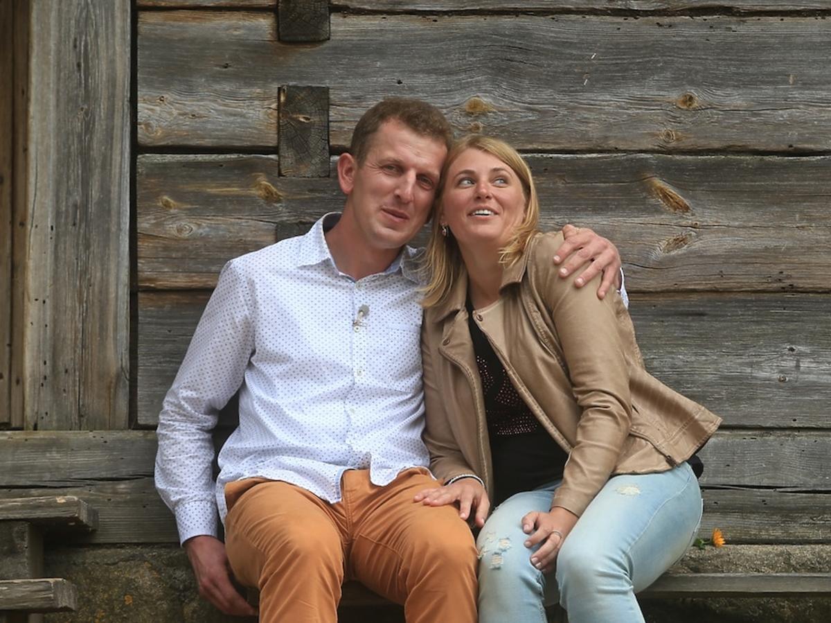 Robert w karmelowych spodniach i Agnieszka w beżowej rmonesce w Rolnik szuka żony 2