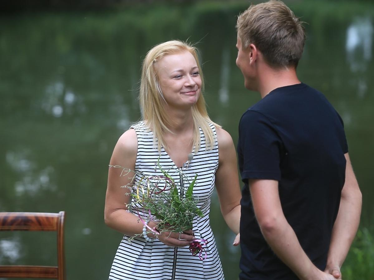 Rafał w czarnej koszulce i Justyna w jasnej sukience z kwiatami w ręku w Rolnik szuka żony 2