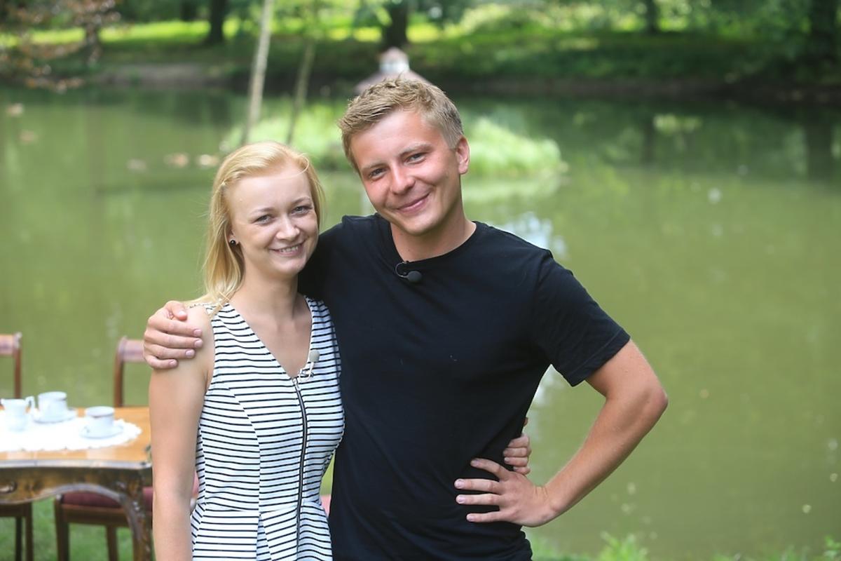 Rafał w czarnej bluzce i Justyna w sukience w wzorki z Rolnik szuka żony 2