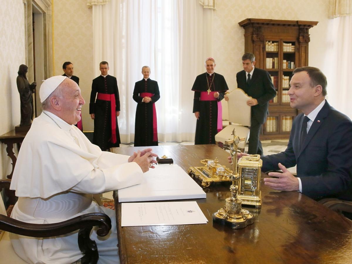 Andrzej Duda przy stole z papieżem