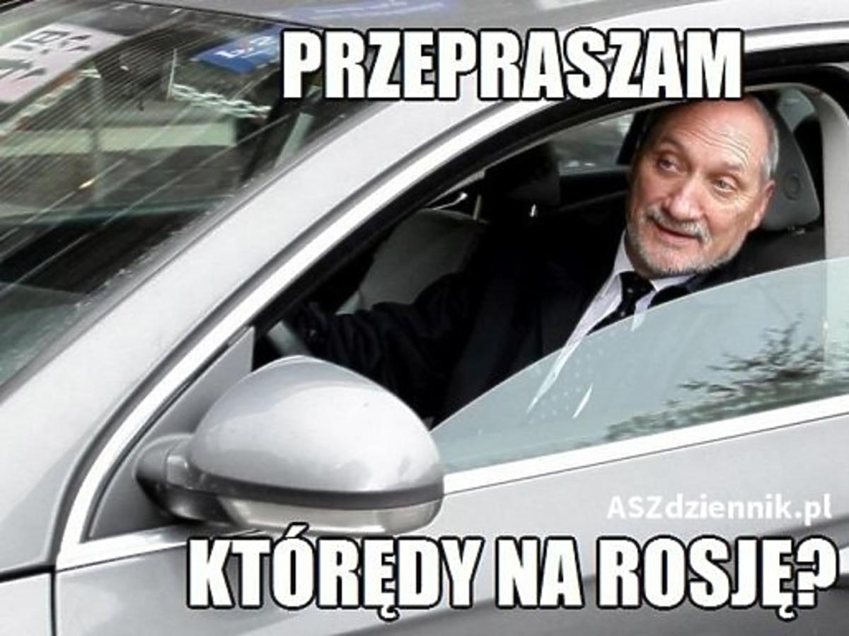 Antoni Macierewicz wychodzi z samochodu
