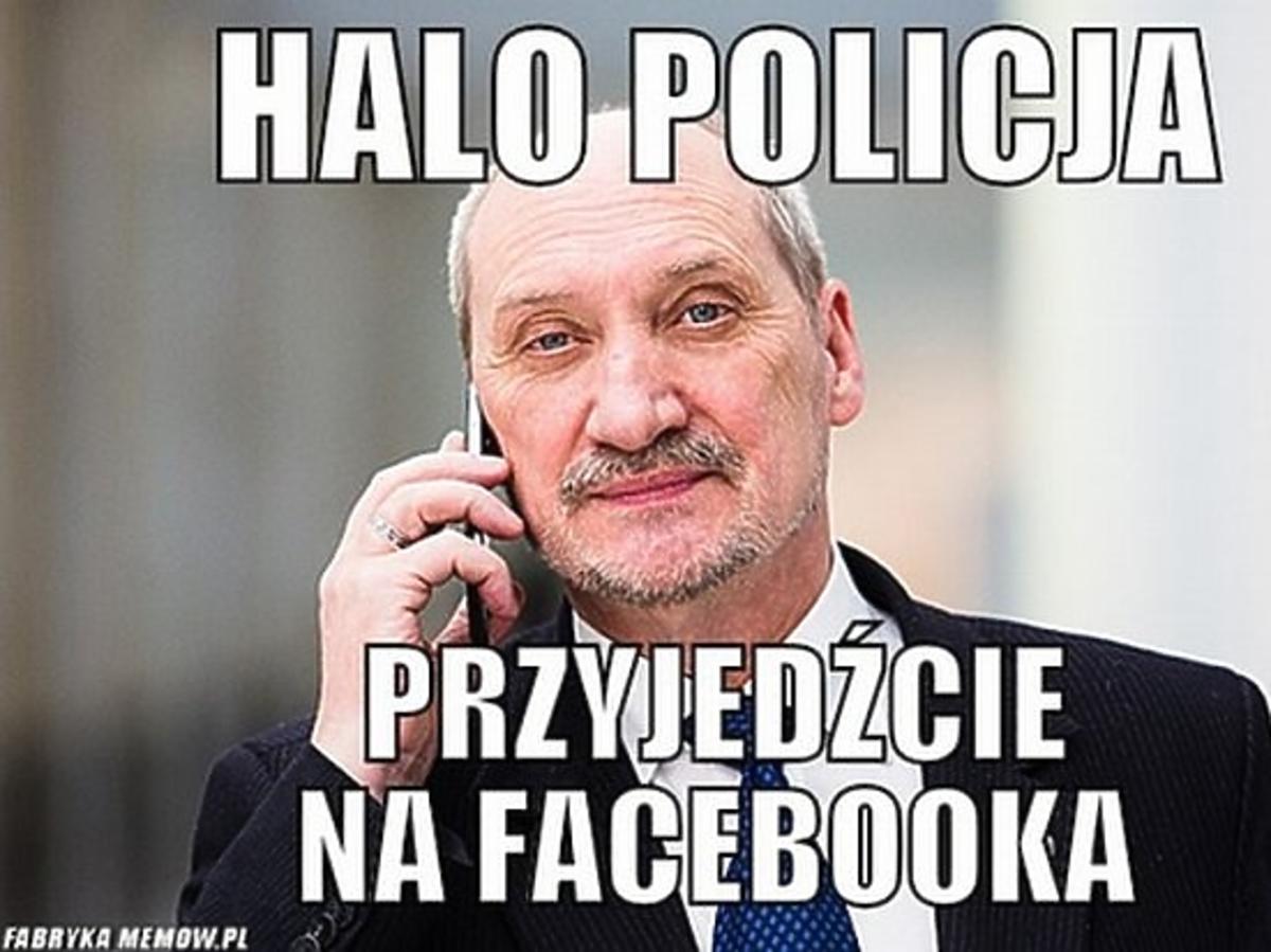 Antoni Macierewicz rozmawia przez telefon