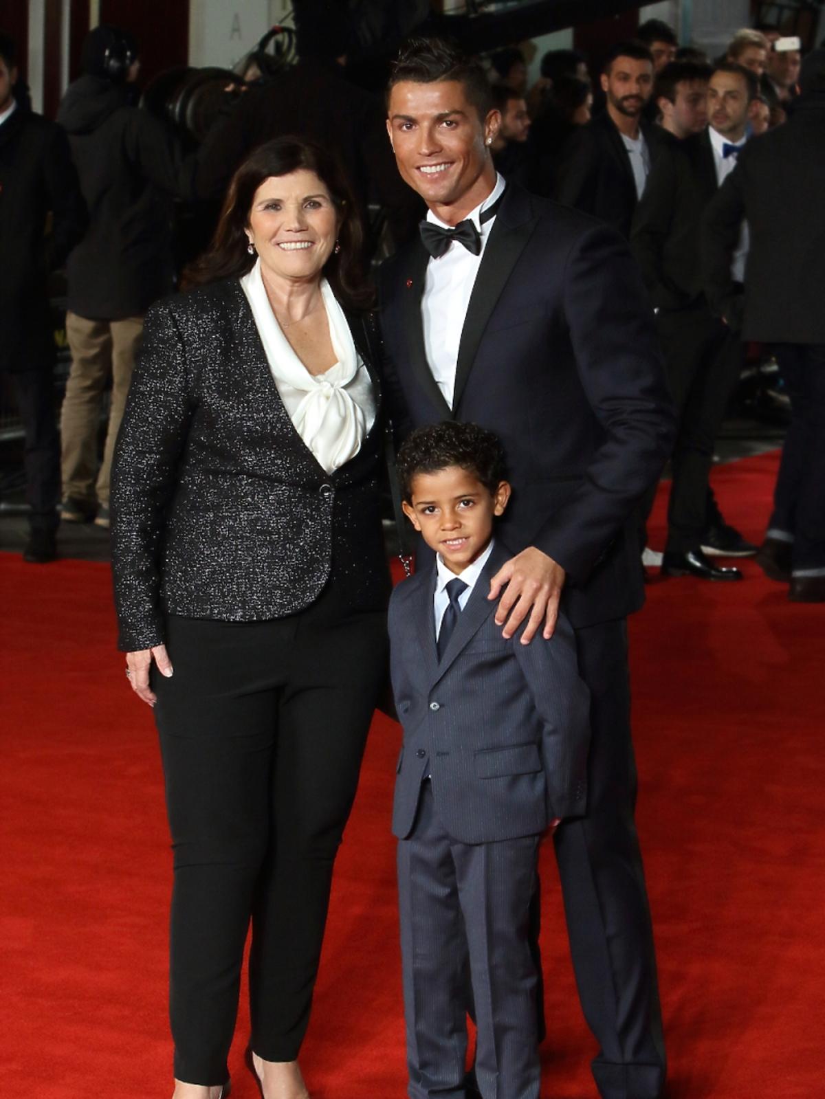 Cristiano Ronaldo w garniturze, syn Christiana Ronaldo w garniturze